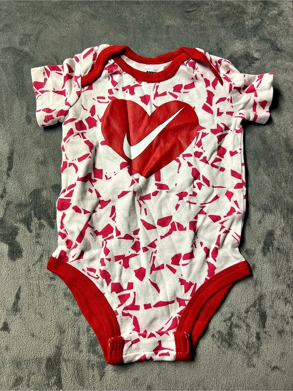 Nike Heart Swoosh Infant Bodysuit Baby 6/9M